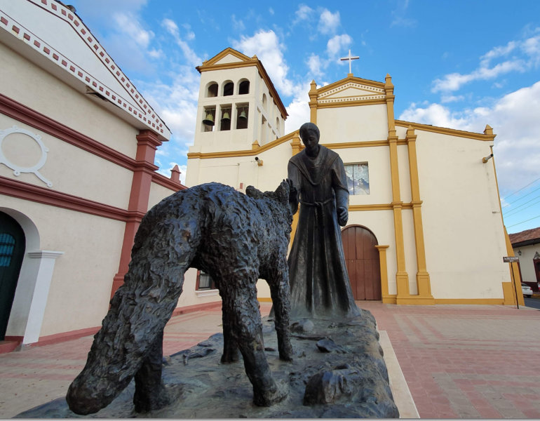 Escultura «Paz, hermano lobo» en León, Nicaragua