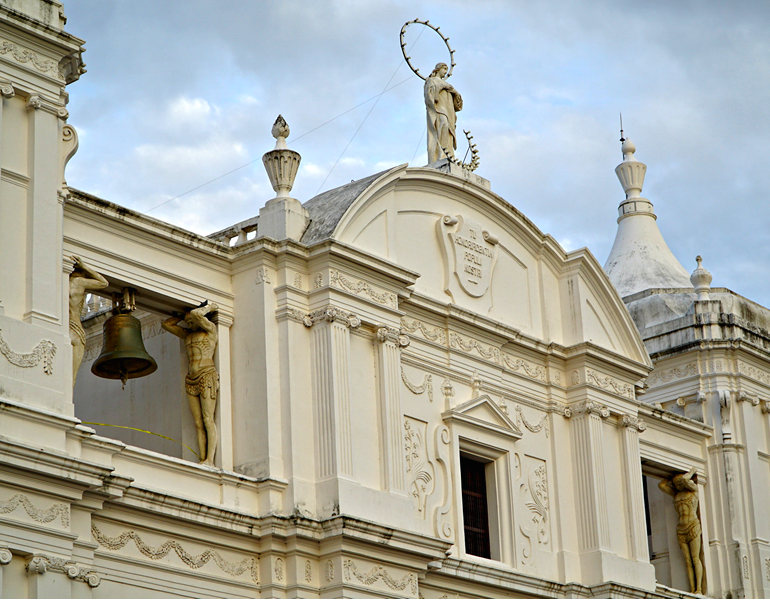 Vista frontal de la Catedral de León 