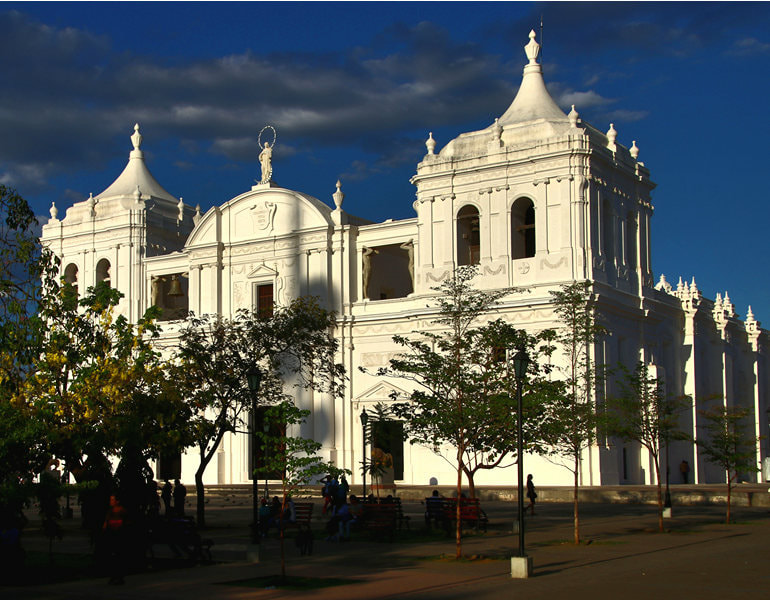 Vista frontal de la Catedral de León 