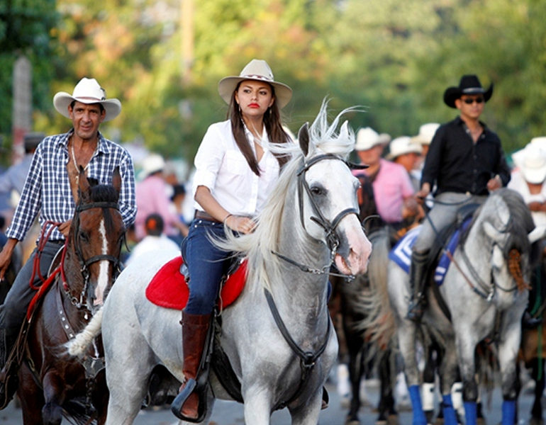 Tradicional desfile hípico en León, Nicaragua