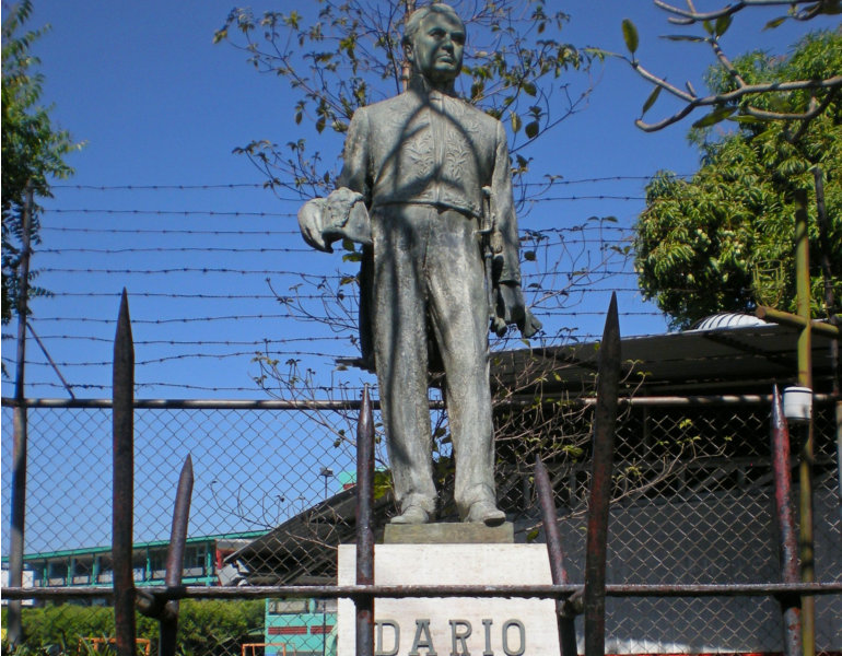 Estatua de Rubén Darío en el Colegio La Sallearagua.