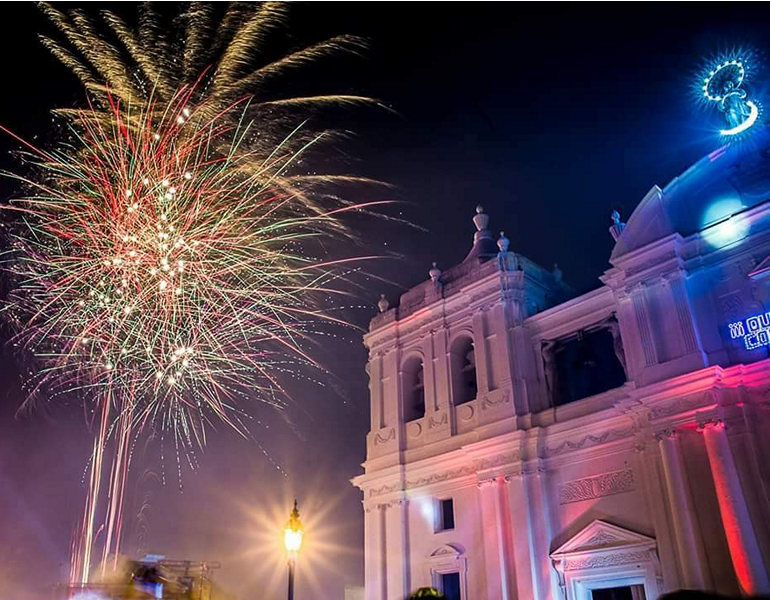 Fuegos artificiales durante la celebración de gritería en León, Nicaragua