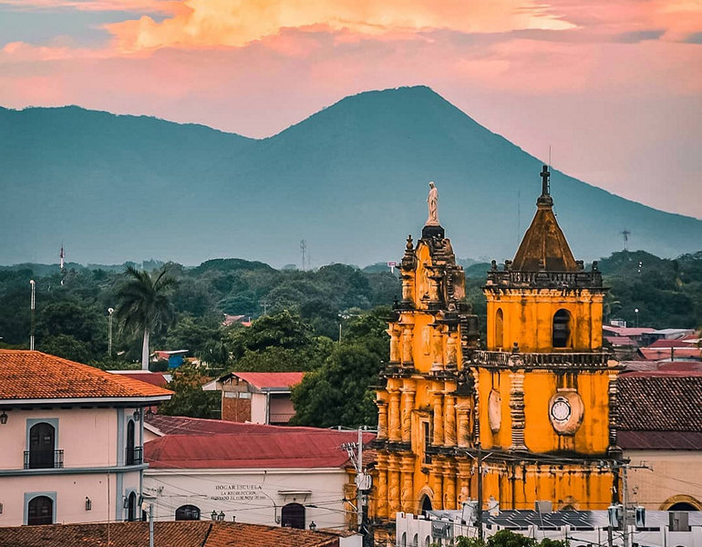 Vista de la Iglesia La Recolección en León, Nicaragua