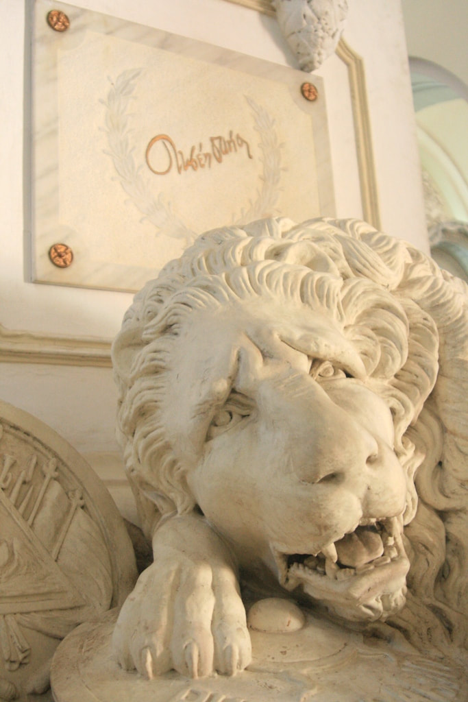 Escultura del león doliente postrado sobre la tumba del poeta Rubén Darío