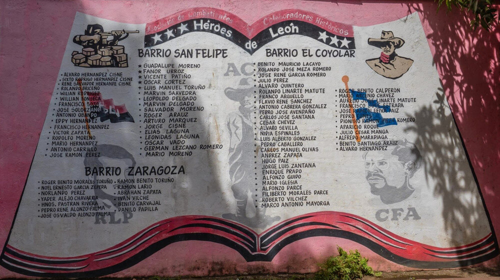 Mural de la Revolución en el Museo de la Revolcuón en León, Nicaragua