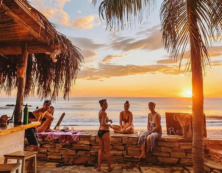 Amigas disfrutando el atardecer en las playas de León, Nicaragua