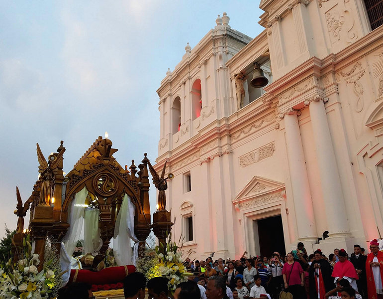 Procesión frente a la Catedral de León, Nicaragua