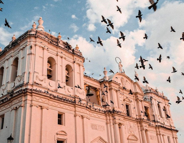 Turismo religioso en la Catedral de León de Nicaragua