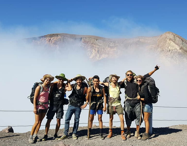 Turistas frente el cráter del Volcán Telica en León, Nicaragua