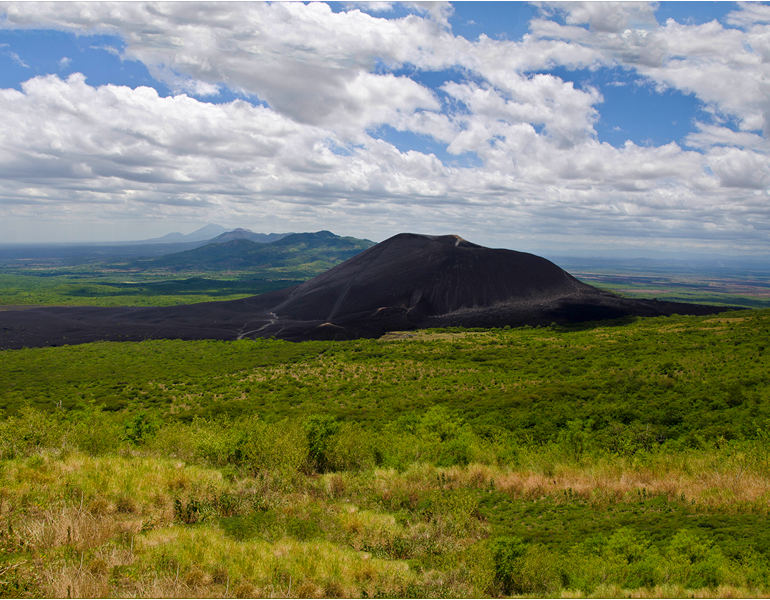 Vista total del volcán Cerro Negro ubicado en León, Nicaragua.