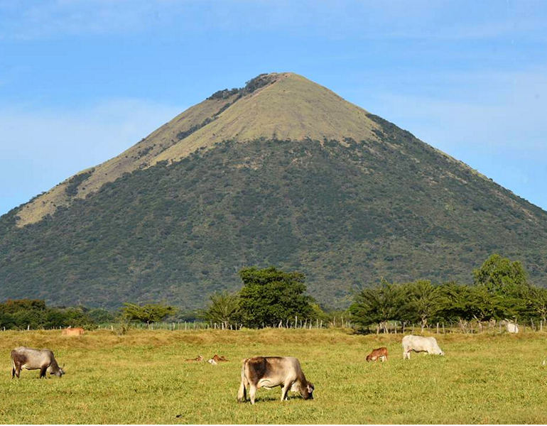 Vista total del volcán Las Pilas en León, Nicaragua.