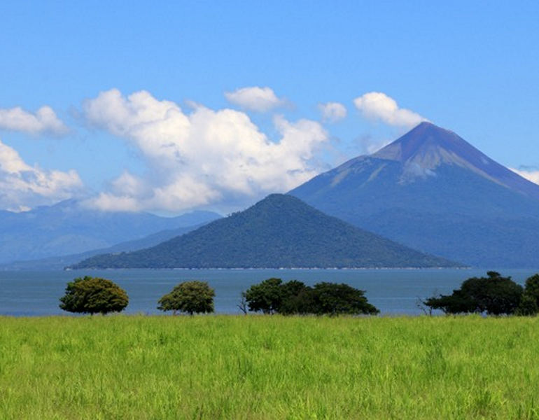 Vista frontal del volcán Momotombito en el Lago de Managua en Nicaragua.