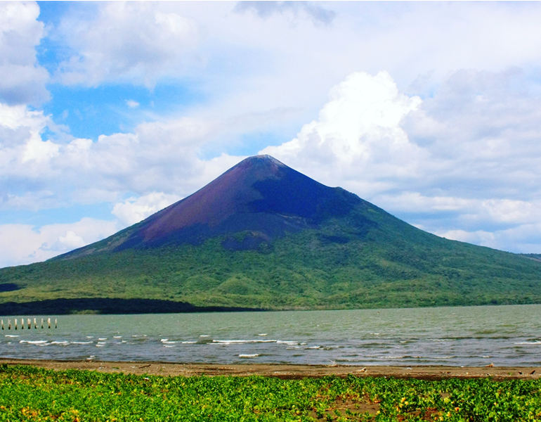 Vista del volcán Momotombo y el Lago de Managua en Nicaragua.