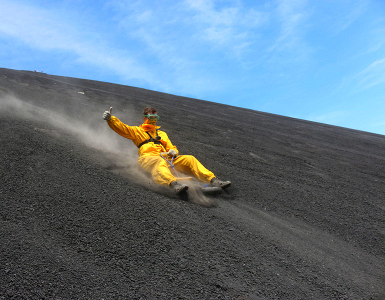 Turista haciendo volcano boarding en el Volcán Cerro Negro